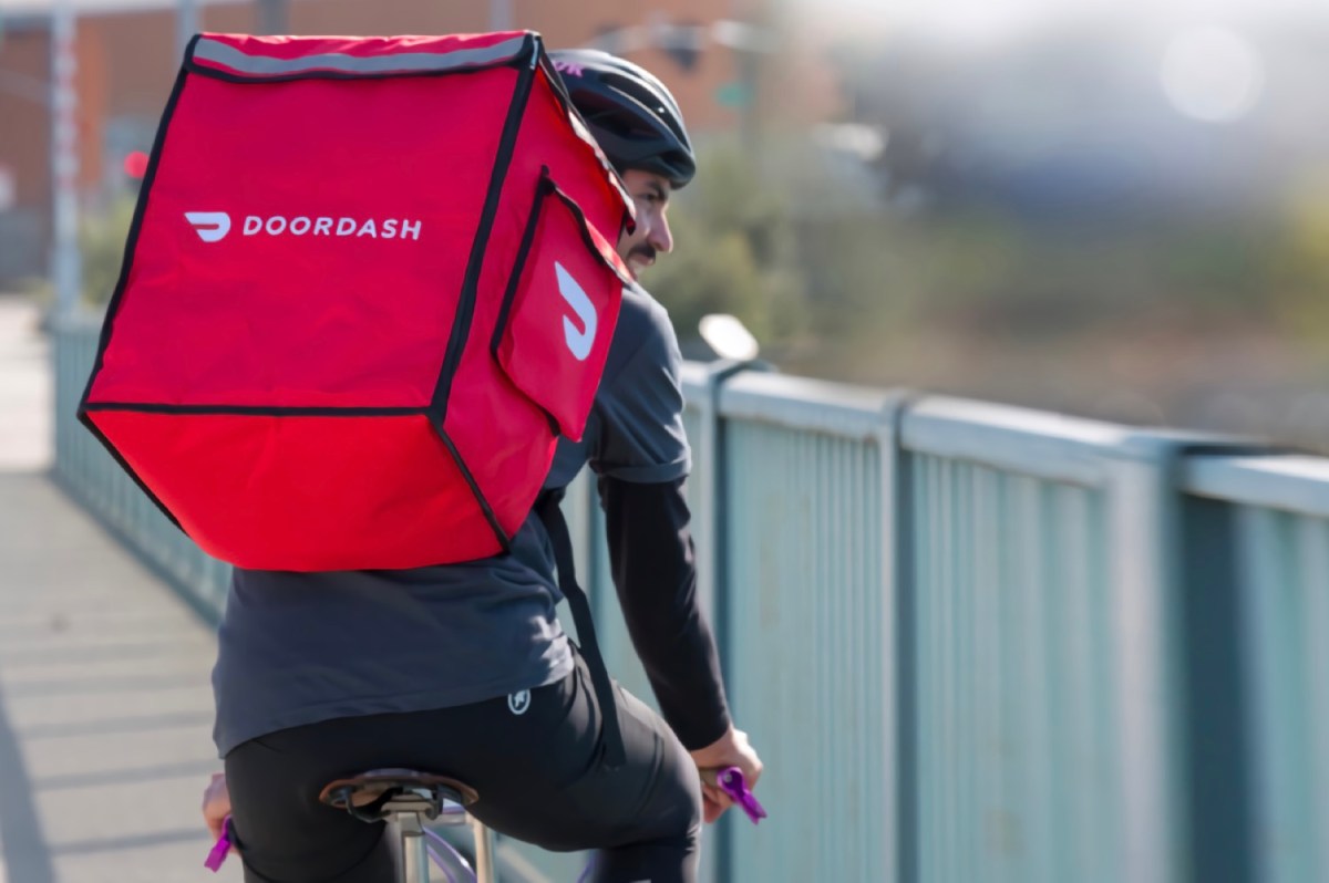 راننده DoorDash به اتهام پاشیدن ماده‌ای روی غذای مشتریان با اتهامات جنایی روبرو شد