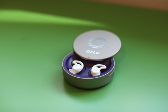 Ozlo Sleepbuds در کیس شارژ