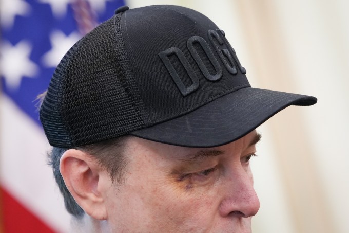 ایلان ماسک، مدیرعامل تسلا، با چشم کبود قابل مشاهده، به سخنان دونالد ترامپ، رئیس جمهور آمریکا، در جمع خبرنگاران در دفتر بیضی کاخ سفید در ۳۰ مه ۲۰۲۵ گوش می‌دهد