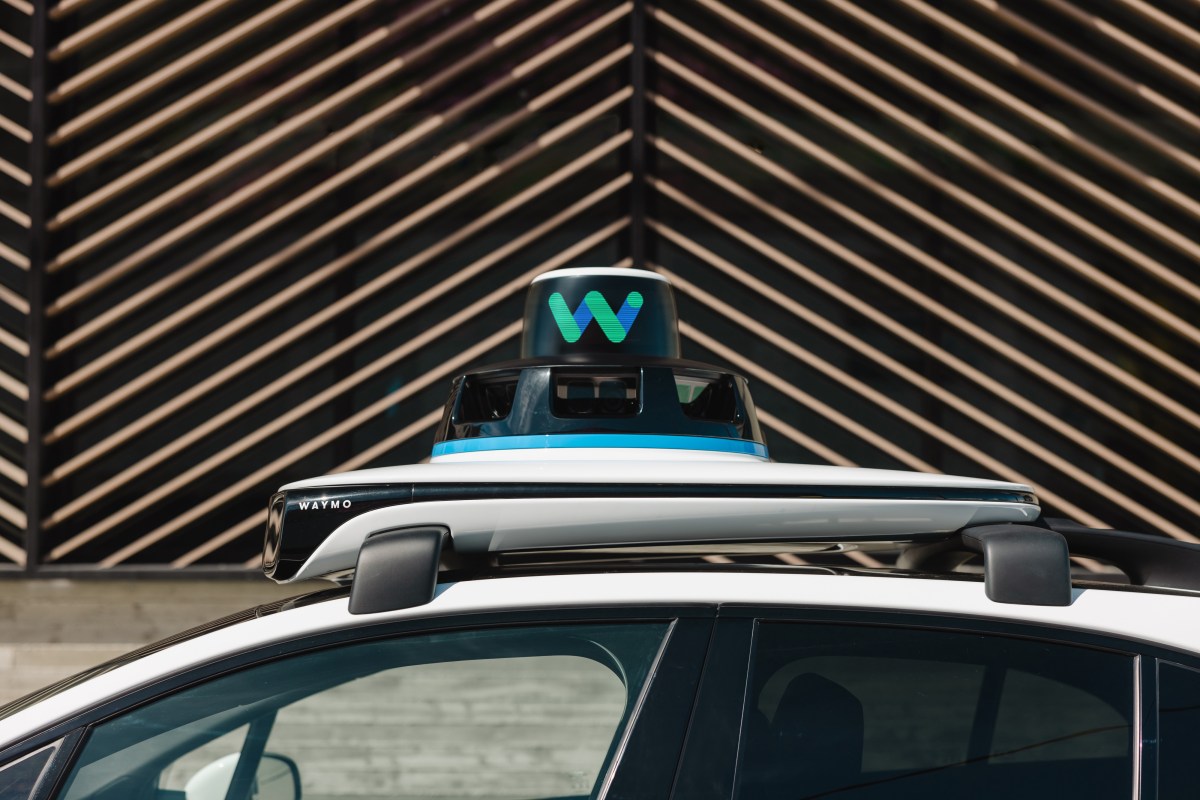 Waymo در حال تست جمنای به عنوان دستیار هوش مصنوعی داخل خودرو در تاکسیهای رباتیک خود است