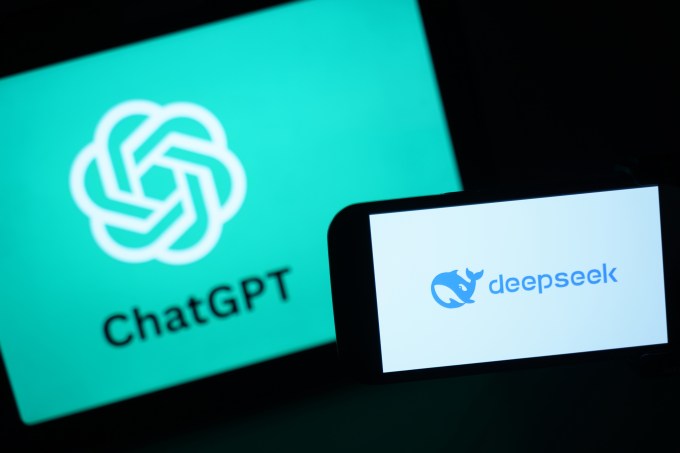 در این تصویرسازی، لوگوی DeepSeek در کنار لوگوی Chat GPT روی یک گوشی دیده می‌شود.