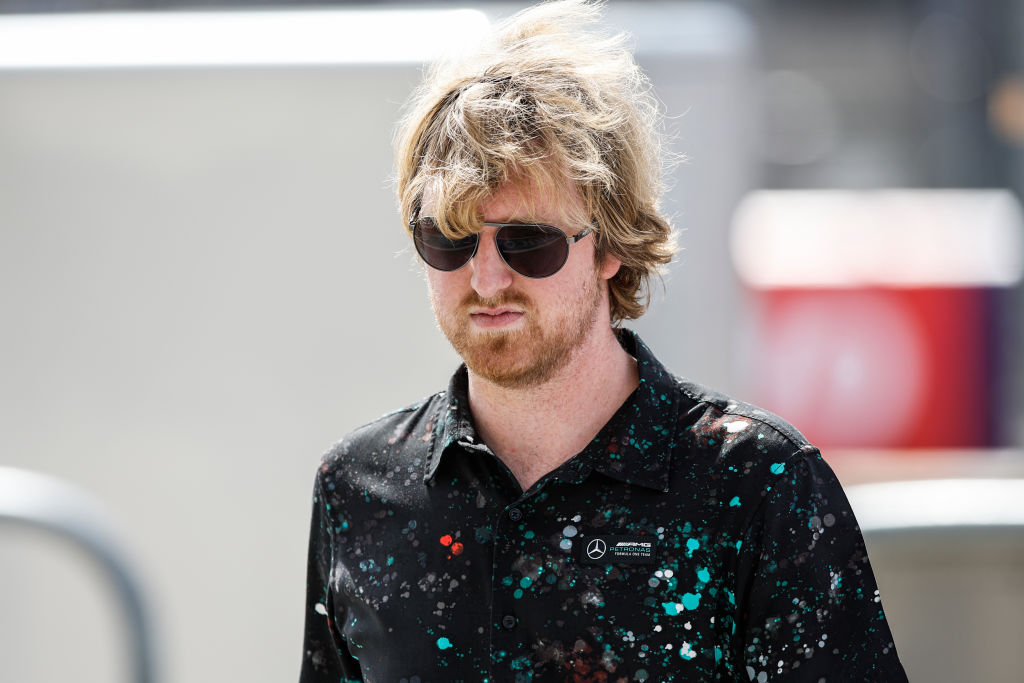 لومینار ادعا می‌کند که آستین راسل، بنیان‌گذار این شرکت، از ابلاغیه در پرونده ورشکستگی فرار می‌کند